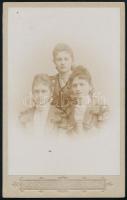cca 1900 Három nővér, keményhátú fotó Kretzschmer anklami műterméből, 10,5×6,5 cm