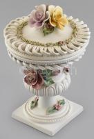 Bassano Italy porcelán rózsás fedeles urna váza. Kézzel festett, jelzett, lepattanásokkal. 24 cm