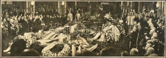 1942 ifj. vitéz Horthy István (1904-1942) hősi halált halt kormányzóhelyettes ravatala a Parlamentben, nyomat kartonra kasírozva, 19,5x55,5