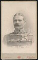 cca 1900 Bachzelt őrnagy 3. huszár ezred Arad, keményhátú fotó, hátoldalon feliratozva, 10,5×6,5 cm
