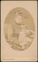 cca 1880 Nő gyermekkel, keményhátú fotó Staeger iglaui műterméből, 10,5×6,5 cm