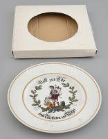 Dr. Makle Szent Flóriánt a tűzoltók védőszentjét ábrázoló porcelán dísztányér. Kézzel festett, jelzett, eredeti dobozában d: 25 cm