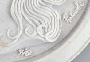 Olvashatatlan jelzéssel: Szász Endre női fej, üvegporcelán, díszdobozban, d:11cm