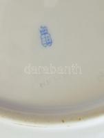 Óherendi virág mintás tányér, kézzel festett porcelán, jelzett, kopásnyomokkal, d:20,5cm