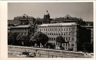 Budapest I. Fiume szálló épületsorába tartozó 5. épület (háború során elpusztult), Stadler reklám villamoson. photo