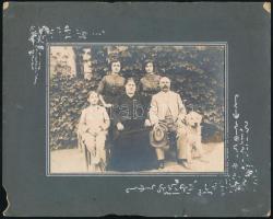 cca 1910 Család kutyával. Vintage fotó szecessziós kartonon, jelzés nélkül, karton sérült és kopott, fotó kissé kopott. 12×16,5 cm