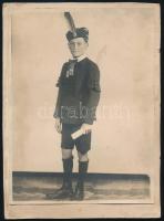 cca 1930 Gyermek levente darutollas fejfedőben és egyenruhában, vintage fotó kartonon, Weisz fotó (Aszód), Weisz által aláírt, hátoldalán pecséttel jelzett, kissé foltos és kopott, fotó kissé elvált a kartontól. 23×17 cm