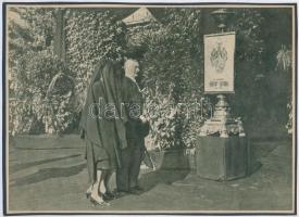 1942 A kormányzói párral, Horthy Miklós (1868-1957) és felesége Horthy Miklósné Purgly Magdolna (1881-1959) fiuk, a hősi halált halt ifj. vitéz Horthy István (1904-1942) temetésére menet, nyomat kartonra kasírozva, 19x27 cm