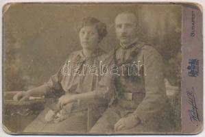 cca 1910 Katona és felesége fotója, keményhátú fotó Haberfeld K. budapesti műterméből, kopott, foltos, 16x11 cm