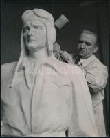 1942 Kisfaludi Stróbl Zsigmond (1884-1975) szobrászművész Horthy István repülőbalesetben elhunyt kormányzóhelyettes szobrát készíti, Escher Károly hátoldalt pecsételt fotója, szép állapotban, 22×18 cm