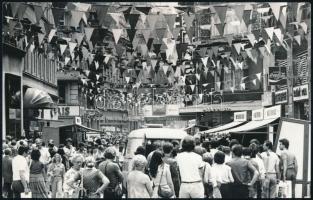 cca 1975 Könyvutca, ünnepi könyvnapok a feldíszített Váci utcában nagy tömeggel, Fejér Gábor hátoldalon feliratozott fotója, jó állapotban, 14,5×23 cm
