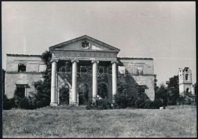 cca 1970 Az alcsúti kastély megmaradt főhomlokzata, hátoldalon feliratozva, 13×18 cm