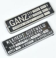 cca 1958-1970 Klement Gottwald Villamossági Gyár / Ganz Villamossági Művek, 2 db fém tábla, kis sérüléssel, rozsdafoltokkal, 12x3,5 cm
