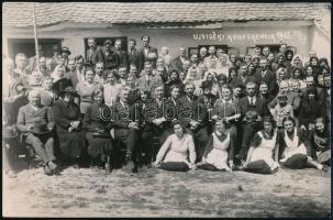 1943 Az újvidéki (Délvidék) baptista gyülekezet konferenciája, az első sorban jobb oldalon kalappal az ölében dr. Kiss Ferenc anatómiaprofesszor, a konferencia elnöke, fotó jó állapotban, 9×14 cm