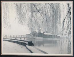 cca 1940-1950 A keszthelyi Szigetfürdő télen, Balaton, fotó kartonon, 18x24 cm