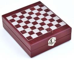 Sakk és borkellék dobozban, szép állappotban, teljes. 17x14x5cm