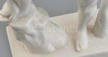 Pándi Kiss János (1905-1981): Fürdőző lány, porcelán, jelzett, kopásnyomokkal, m:22cm