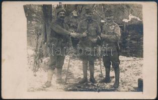 1917 Magyar katonák a fronton pálinkázás közben, hátoldalon feliratozva, jó állapotban, 8,5×13,5 cm