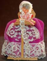 Régi holland csipkeverő baba 13 cm magas