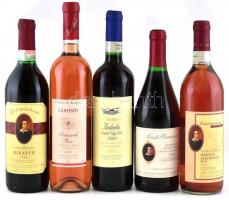 1998-2006 Vegyes szekszárdi bor tétel, 5 db, Liszt Szekszárdi Bikavér 1998, Liszt Rézhegyi Pinot Noir 2004, Liszt Szekszárdi Merlot-Kékoportó Rozé 2001, Sárorsd Szekszárdi Rosé (Kékfrankos-Merlot-Pinot Noir) 2006, Aranyfürt Szekszárdi Kadarka Porkoláb Völgy Dűlő 2000. Bontatlan palackok, 0,75 l.