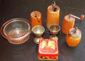 4 db uti daráló + metszett üveg tálka + cukorkásboboz + 2 alpakka pohár