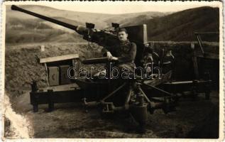 Bofors 36M 40 mm-es légvédelmi gépágyú katonával / Bofors anti-aircraft machine gun with soldier. photo (felületi sérülés / surface damage)