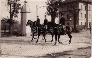 Osztrák-magyar kackiás bajszú katonatisztek lóháton egy laktanya udvarán / K.u.k. military officers on horseback. photo