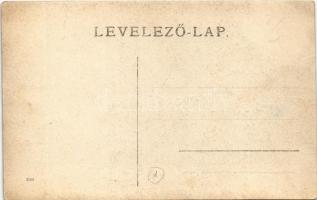 Osztrák-magyar kackiás bajszú katonatisztek lóháton egy laktanya udvarán / K.u.k. military officers ...