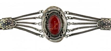 Ezüst (Ag) karkötő vörös kővel. Jelzett, kis kopásnyomokkal, h: 18,5 cm, bruttó: 22,4 g