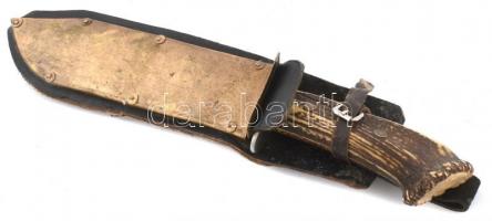 Óriás vadászkés agancs nyéllel. réz és bőr tokkal. 39 cm