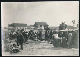 cca 1930 Bihar, piac, 5 db fotó, némelyik felületén törésnyom, 11×15,5 cm