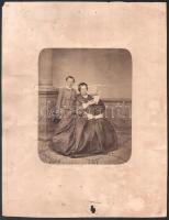 cca 1865 Szathmáry Király Pálné gyermekeivel, kartonra ragasztott fotó, felületén enyhe törésnyomok, karton sérült, 17×13,5 cm