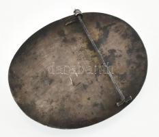 Ezüst (Ag) keretes, porcelán betétes bross, kézzel festett, jelzett: Bánk Ernő (1883-1962) kopott, f...