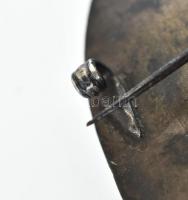 Ezüst (Ag) keretes, porcelán betétes bross, kézzel festett, jelzett: Bánk Ernő (1883-1962) kopott, f...