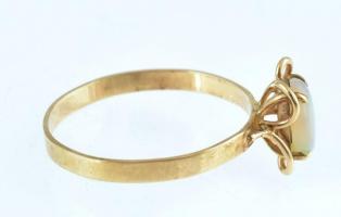 Arany (Au/9k) gyűrű opállal ékítve. jelzett, m:59. bruttó:1,5g