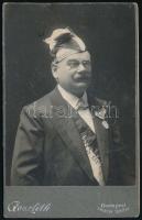 cca 1900 Schlaraffia szövetség jelvényeit viselő férfi portréja, keményhátú fotó, hátoldalon feliratozva, felületi karcolásokkal, 17×10,5 cm