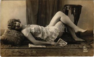 Erotikus fekvő hölgy / Gently erotic lying lady. P.C. Paris 1909.