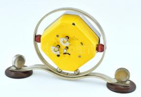 MOM retró design asztali óra. Fém, bakelit. Felhúzókulcsokkal, működik. Hátulján kis zománcsérülés, ...