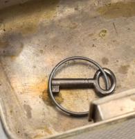 Ezüstözött alpakka cukordoboz, kulccsal, működő zárral. Jelzett, kopott, 10x7x7,5 cm