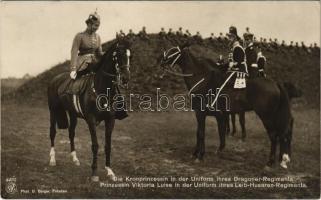 Die Kronprinzessin in der Uniform ihres Dragoner-Regiments und Prinzessin Viktoria Luise in der Uniform ihres Leib-Husaren-Regiments