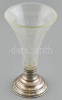 Ezüst (Ag) talpú metszett üveg váza, jelzett, apró csorbákkal, m: 18 cm
