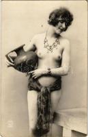 Erotikus meztelen hölgy / Erotic nude lady. P.C. Paris 1601.