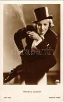 Marlene Dietrich, smoking. Paramount Pictures. "Ross" Verlag 5126/2.