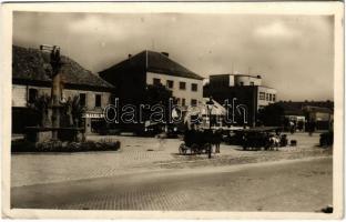 Érsekújvár, Nové Zámky; utca, piac, üzletek / street view, market, shops (EK)