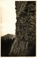 Erdélyi-középhegység (Érc-hegység), Muntii Apuseni; Stancile de basalt, Detunata / Basaltfelsen / Bazaltszikla / basalt rock. Fot. Orig. J. Fischer
