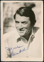 Gregory Peck autográf aláírása és dedikációja saját magát ábrázoló fotón, fejléces boríték mellékelve, mindkettő albumlapba helyezve, fotó széle sérült / Gregory Peck autograph