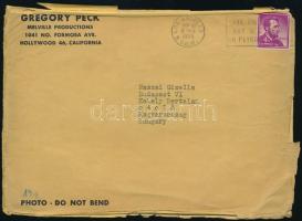 Gregory Peck autográf aláírása és dedikációja saját magát ábrázoló fotón, fejléces boríték mellékelv...