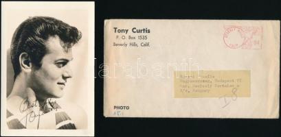 Tony Curtis autográf aláírása és dedikációja saját magát ábrázoló fotón, fejléces boríték mellékelve, mindkettő albumlapba helyezve, de nem beragasztva / Tony Curtis autograph