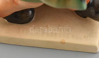 Hummel: Esernyős kisfiú, kézzel festett fajansz, jelzett, kopásnyomokkal, mázrepedésekkel, esernyő v...