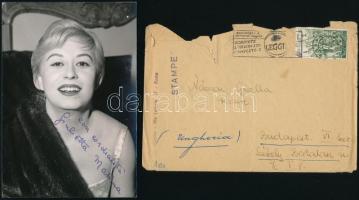 Giulietta Masina (1921-1994) olasz filmszínésznő, Federico Fellini rendező feleségének autográf aláírása és dedikációja saját magát ábrázoló fotón, sérült boríték mellékelve, mindkettő albumlapba helyezve, de nem beragasztva / Giulietta Masina autograph